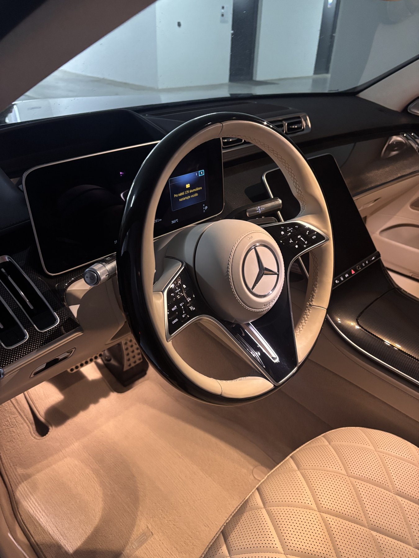 Detail čistého koženého interiéru Mercedes-Benz